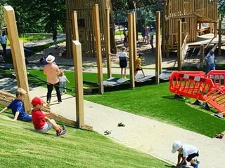Am Samstag, nach dem Theater, haben wir auch den Spielplatz am Schlossplatz besucht. Es war, wie immer am Nachmittag, voll, aber das macht uns nichts aus, da es sehr groß ist und die Kinder dort viel Spaß haben. 💫 - Instagram Bild 2