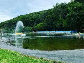 Wir sind am Eiserfelder Weiher und es ist wunderschön hier! Aber leider haben wir gerade erfahren, dass heute vielleicht der letzte Tag der Saison ist... 🥺 - Instagram Bild 1