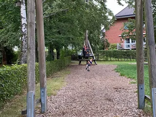 Heute haben wir der Spielplatz Römershagen besucht: seeehr groß, mit Sitzmöglichkeiten und Spielgeräte, sehr zu empfehlen!! ❤️👌🏽 - Instagram Bild 1