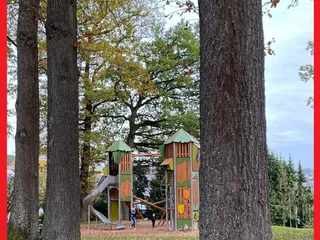 Hola!! Vor kurzem haben wir den neu renovierten Spielplatz Dr. Wäldchen in Dahlbruch besucht, der schon immer zu unseren Lieblingsplätzen gehörten, denn das schöne Gelände strahlt für mich viel Ruhe aus. Natürlich ist es jetzt sehr besucht, weil es neu ist, aber es hat immer noch seinen Charme und das Thema „Ab in den Dschungel!“ ist sehr cool umgesetzt! - Instagram Bild 7