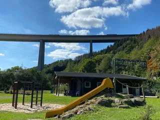 📍Heute haben wir @diecoffeebar besucht und waren super überrascht: nicht nur der Kaffee und das Frühstück sind super lecker, sie haben auch noch ein ganz tollen privaten Spielplatz im Freien, mit Klettgerüst, Rutsche, Hängematte, Brücke, Schaukel, also alles was man braucht, um so einen schönen Tag zu genießen! ❤️☕️ - Instagram Bild 6