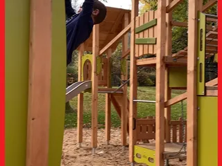 Hola!! Vor kurzem haben wir den neu renovierten Spielplatz Dr. Wäldchen in Dahlbruch besucht, der schon immer zu unseren Lieblingsplätzen gehörten, denn das schöne Gelände strahlt für mich viel Ruhe aus. Natürlich ist es jetzt sehr besucht, weil es neu ist, aber es hat immer noch seinen Charme und das Thema „Ab in den Dschungel!“ ist sehr cool umgesetzt! - Instagram Bild 5