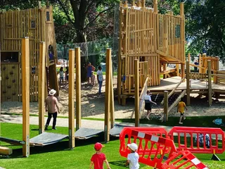 Am Samstag, nach dem Theater, haben wir auch den Spielplatz am Schlossplatz besucht. Es war, wie immer am Nachmittag, voll, aber das macht uns nichts aus, da es sehr groß ist und die Kinder dort viel Spaß haben. 💫 - Instagram Bild 1