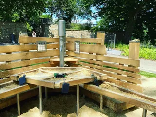 Am Samstag, nach dem Theater, haben wir auch den Spielplatz am Schlossplatz besucht. Es war, wie immer am Nachmittag, voll, aber das macht uns nichts aus, da es sehr groß ist und die Kinder dort viel Spaß haben. 💫 - Instagram Bild 3
