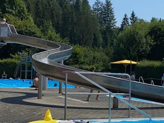 Hi! Ich habe für euch einige Infos zu Freibädern in der Region gesammelt ☀️🏊‍♂️ - Instagram Bild 3