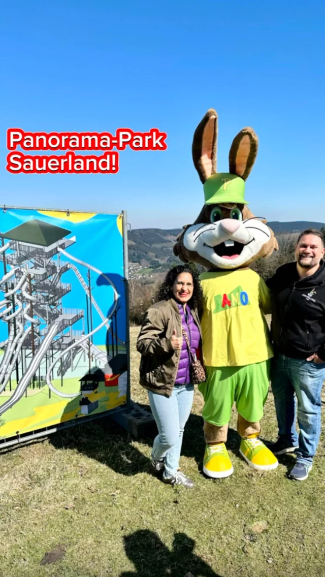 😱 Es wird wilder im @panorama_park_sauerland! 

Ab Samstag, den 12. April startet die neue Saison!

💥Das absolute Highlight kommt allerdings erst im (Spät-)Sommer: Ramas Rutsch-Riese – Deutschlands größter und höchster Rutschturm‼️

Geplant sind zwölf verschiedene Rutschen, darunter eine 21-Meter-Freifallrutsche, zwei Aussichtsplattformen und ein frei hängendes Netz mit Blick. 🙌🏽

🆕 Außerdem entsteht in diesem Jahr eine neue Kinderachterbahn für Kids von 3 bis 12 Jahren.

📌 Na, wer von euch kann’s kaum erwarten zu rutschen – und wer guck lieber zu? 🙋🏽‍♀️😵‍💫

📍Rinsecker Str. 100, 57399 #Kirchhundem
🕙 10-17 Uhr 
🎟️ Online-Ticket VVK 21,50€ / Kassenpreis 24€ / Kids unter 3 frei /  Schwangere mit Mutterpass 15€

@lennestadt_kirchhundem #sauerland #nrw neben #siegerland #hilchenbach #olpe #ausflugmitkids