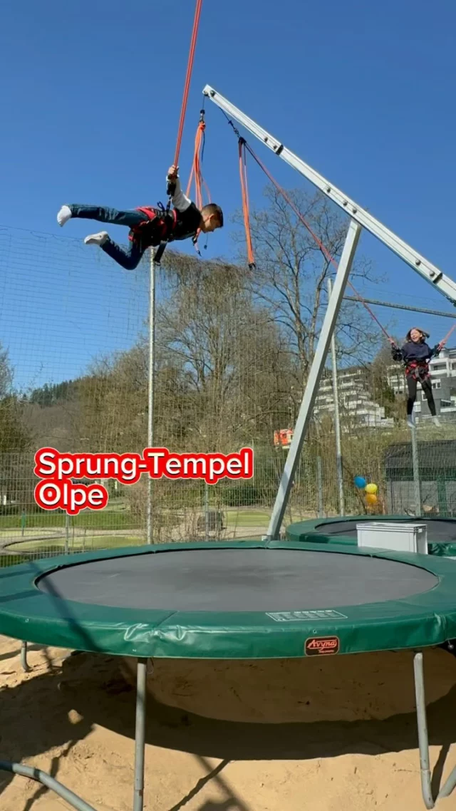 🚀 NEU in Olpe: Der Sprung-Tempel! 🎉
 Wir haben’s getestet – und die Kids waren begeistert!

Ein kurzer, cooler Stopp – perfekt für zwischendurch: Ideal als Kombi-Ausflug mit dem Hallenbad, Minigolf, Tretboot, Sea Bounce oder einfach einer Runde am Biggesee.

Dazu gibt’s vor Ort:
👉🏼 Bungee-Trampolin – bis zu 8 m hoch (für Kids ab 15 kg & Erwachsene bis 85 kg): 
💸 7 € pro Sprung (7 Min)
✔️ Mehrfachtrampolin – für bis zu 8 Personen gleichzeitig: 10 Min. = 3,50 € p/P
🐴 Animal Riding: 10 Min. = 3 €
🎉 Geburtstags: 1 Stunde, 249€, max 8 Kids, Mo-Do.

📍 Sprung-Tempel, Seeweg 5, 57462 Olpe (Google Maps)
Direkt neben dem Freizeitbad Olpe – zwischen Bootshaus, Minigolf & Parkplatz

⏰ Öffnungszeiten:
 Wochenende: 11–18 Uhr
 Werktags: 12–18 Uhr

ℹ️ sprung-tempel@web.de

📌 Was macht ihr am allerliebsten an der Bigge?

Dankeschön an Familie Peplinski – eure neue Attraktion macht die ohnehin schon beliebte Ecke am See noch ein Stück cooler! ❤️ 

#unbezahltewerbung #siegenmitkids #olpe #sprungtempel #ausflugstipp #trampolinspaß #kinderzeit #bungeeolpe #biggesee #südwestfalen

#siegenmitkids #olpe #ausflugstipp #südwestfalen  #Sauerland neben #Siegerland