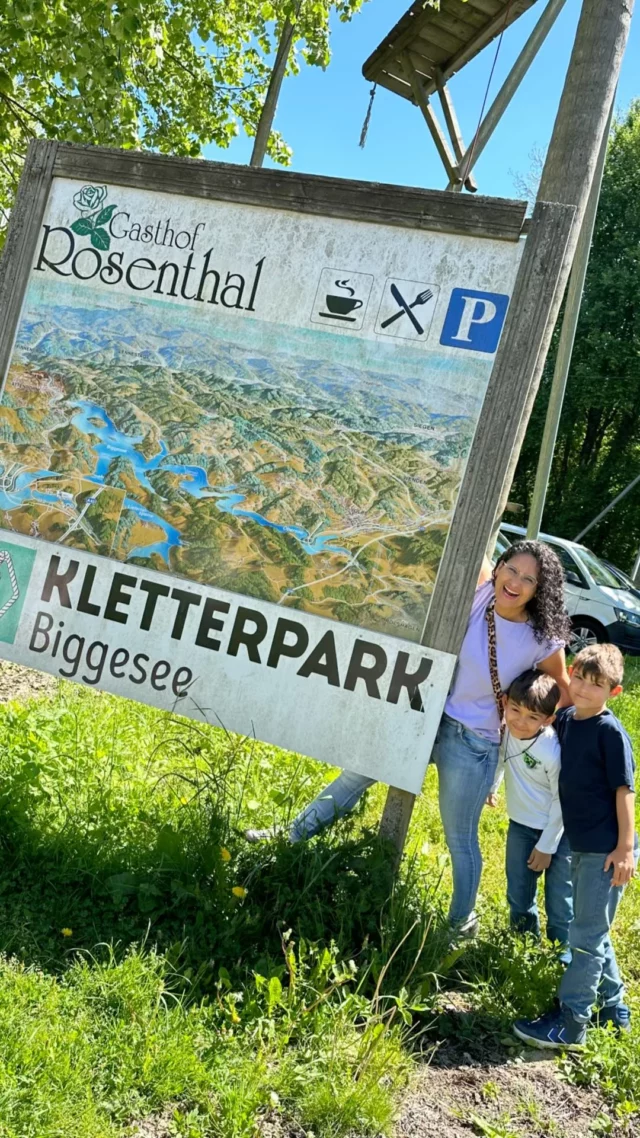 Der @kletterparkbiggesee: Über 60 Kletterübungen, 7 Parcours – für jedes Level was dabei! 🤩

📍Rosenthal 2, 57462 #Olpe 

Hier zeigen wir euch den Räuberpfad für Kids ab 4 Jahren.

ℹ️ Was gilt für Kids & Teens?
• Ab 4 Jahren: Kinderparcours (Rosenthaler Räuberpfad)

Ab 120 cm: Hochseilgarten möglich:
• Unter 140 cm & bis 10 Jahre: Nur mit erwachsener Begleitung im Parcours

• 10–15 Jahre: Erwachsene Begleitperson muss vor Ort sein

• Bis 18 Jahre: Einverständniserklärung der Eltern notwendig.

💸 Preise (3 Std.):
Kids: 19 €
Erwachsene: 22 €
Kleinkinder: 10 € (Räuberpfad)

🕚 Geöffnet ab 11 Uhr – sonntags, feiertags & in den Ferien täglich!

Einfach hingehen – oder vorher online buchen (geht sogar über Google Maps).

🍽️ Direkt gegenüber gibt’s lecker Essen & Biergarten-Feeling! 🙌🏽

…Und danach noch ein Spaziergang an der Bigge – perfekt zum Runterkommen.

💫Wir finden: Ein echtes Highlight für die ganze Familie! ❤️