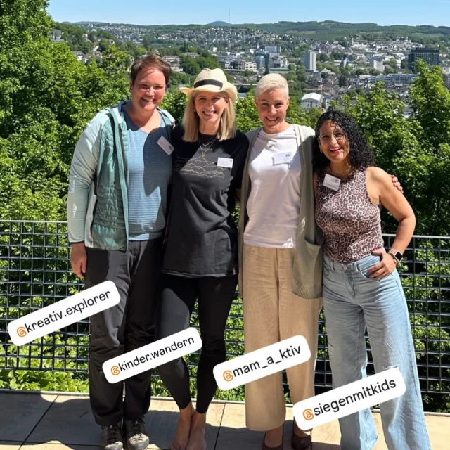 🤗 Heute war es wieder richtig schön in #Siegen!

Ich habe beim jährlichen @visit_siegen Netzwerk-Treffen wieder viele tolle Leute getroffen, endlich die wunderschöne Location @si.view.siegen besucht! Wie schön es ist, hier in Siegen zu leben! Diese Aussicht auf unsere Stadt ist einfach grandios ❤️

Wir sind dann eine gute Stunde raus – durch Achenbach in Richtung @erfahrungsfeld_schoenundgut und wieder zurück gewandert.

Und später den Tag ganz entspannt beim Backesfest ausklingen lassen, während die Kids sich im Wald, auf dem Sportplatz und auf dem Spielplatz ausgetobt haben.

Für mich ist das purer Luxus für die Seele – und ich bin einfach nur dankbar, hier im Siegerland meine Heimat zu haben. ❤️🙌🏽